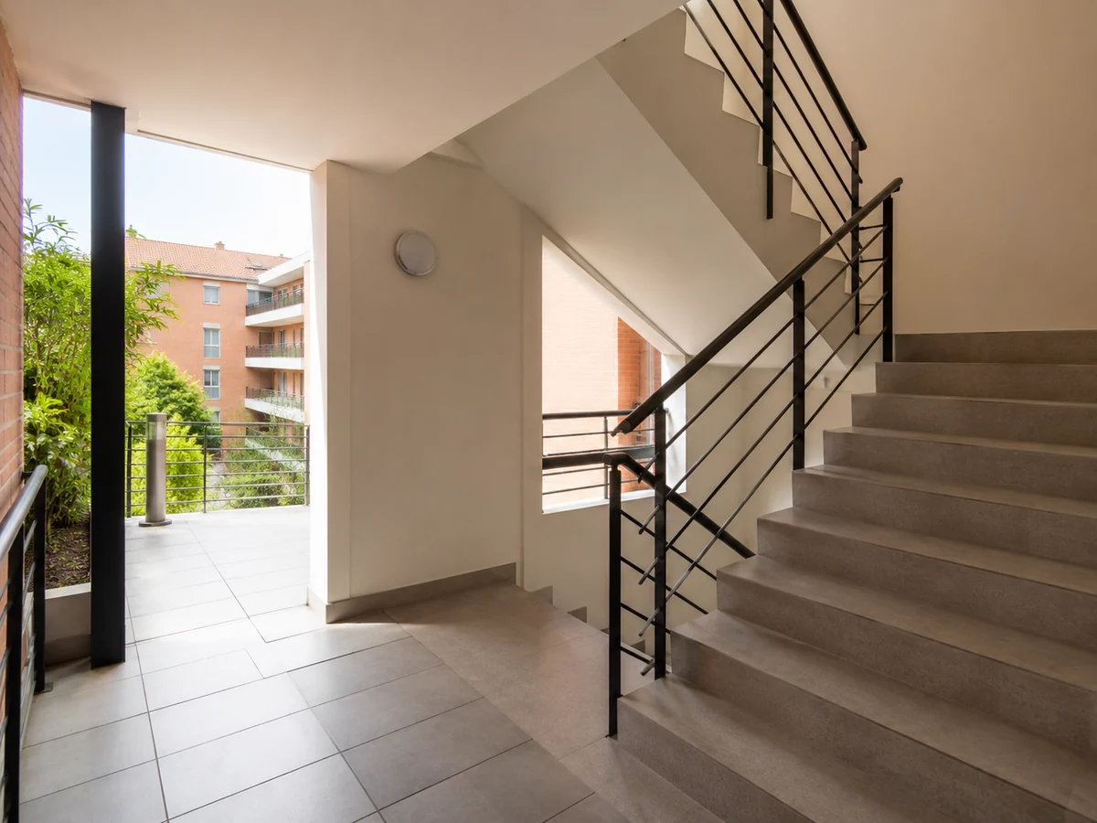 Escalier et palier de copropriété propres à Blagnac