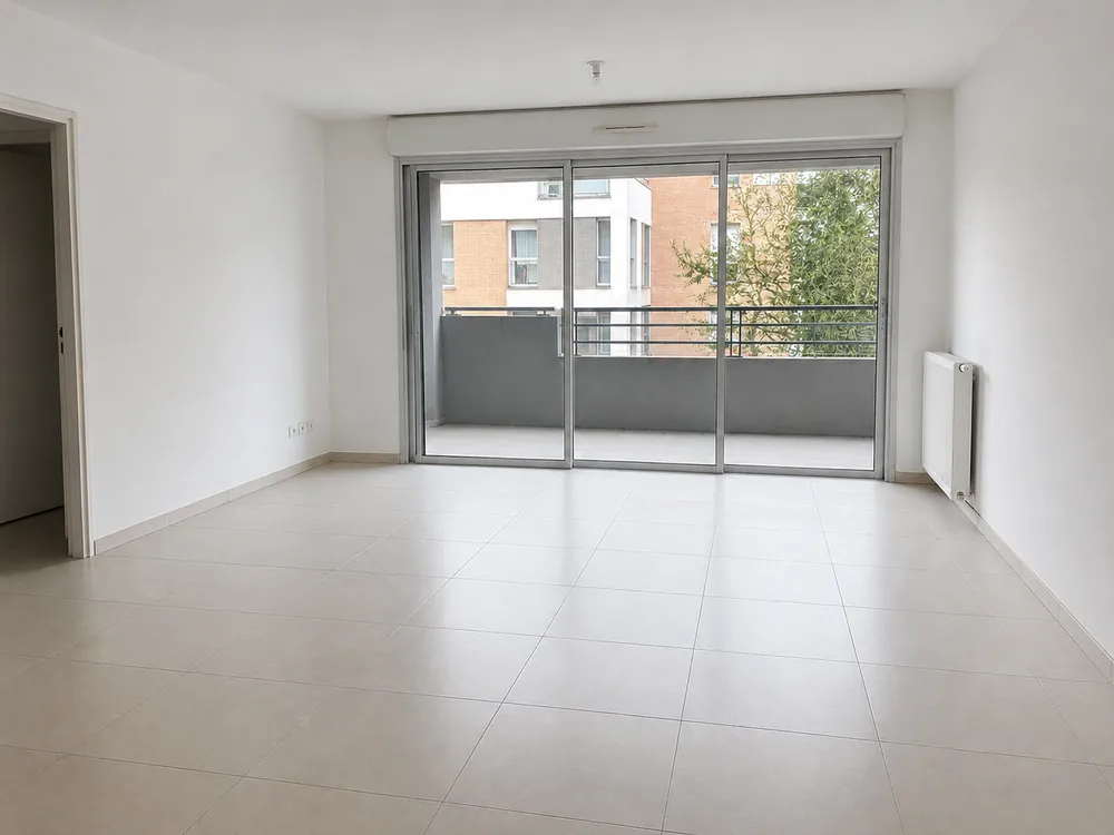 Bureau propre après une remise en état liée à des dégradations à Toulouse