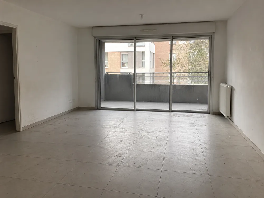 Bureau dégradé avant une remise en état à Toulouse